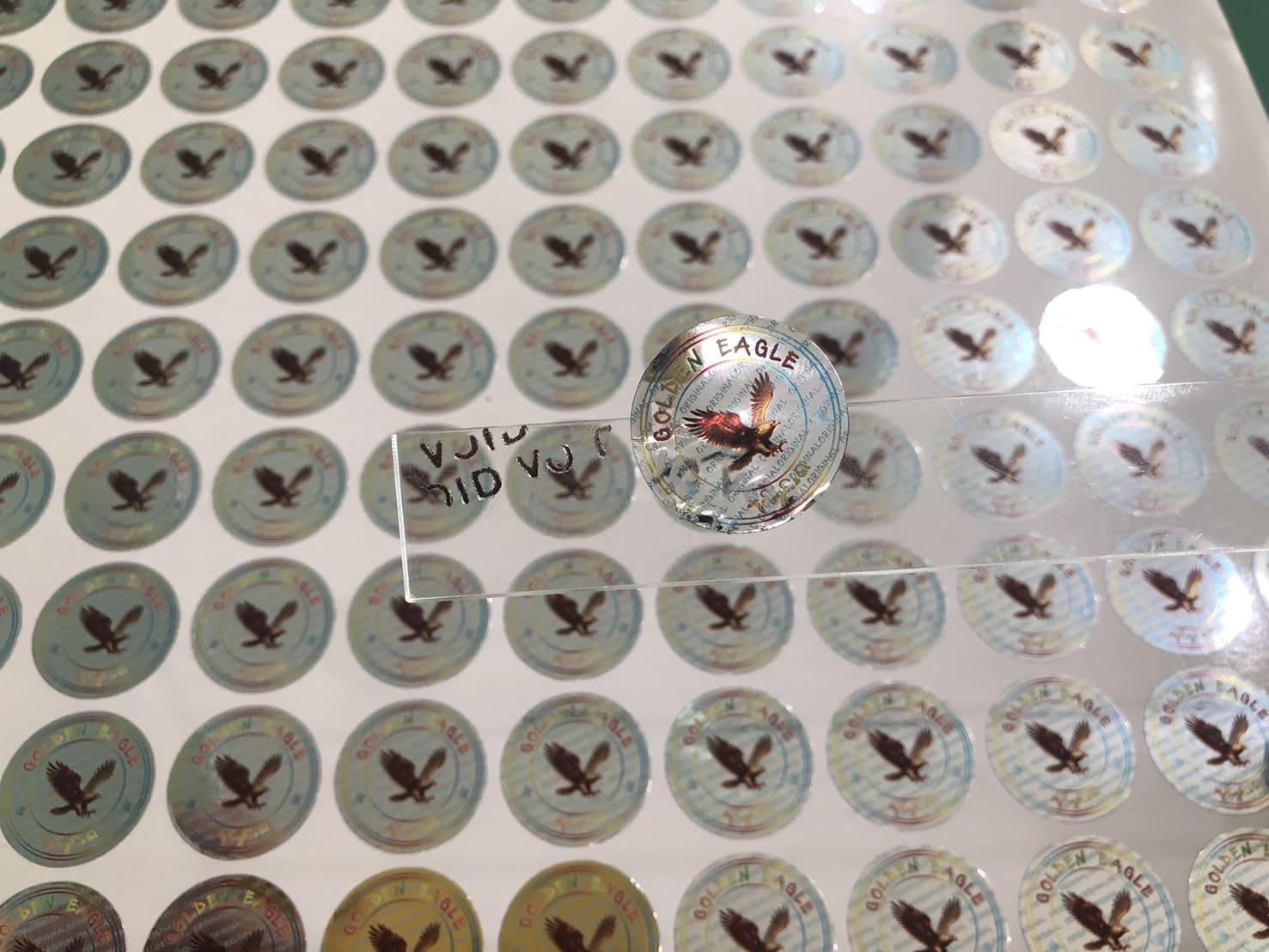 สติ๊กเกอร์กันปลอมโฮโลแกรมติดสินค้า